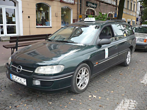Zielony Opel Omega kombi - taksówka ŁST