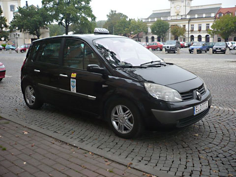 Czarny Renault Scenic na Starym Rynku w Łowiczu